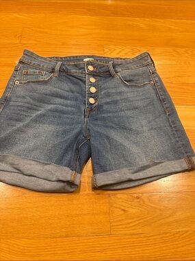 Old Navy button fly Jean shorts size 6 .